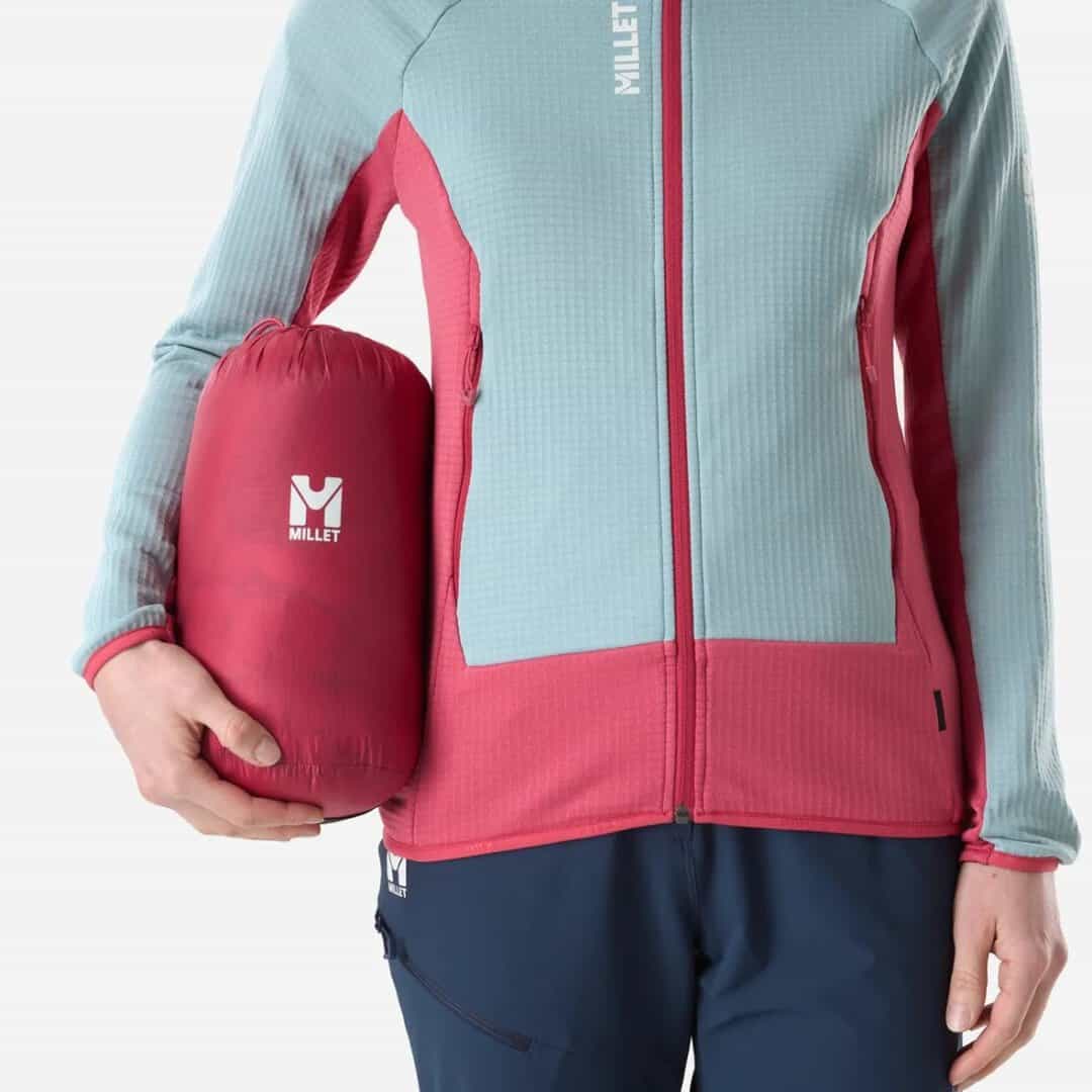 Мъжка спортна яке за outdoor активност, с червени и светлосини цветове.