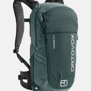 Тъмнозелена велосипедна раница Ortovox Traverse 18 S за планинско колоездене.