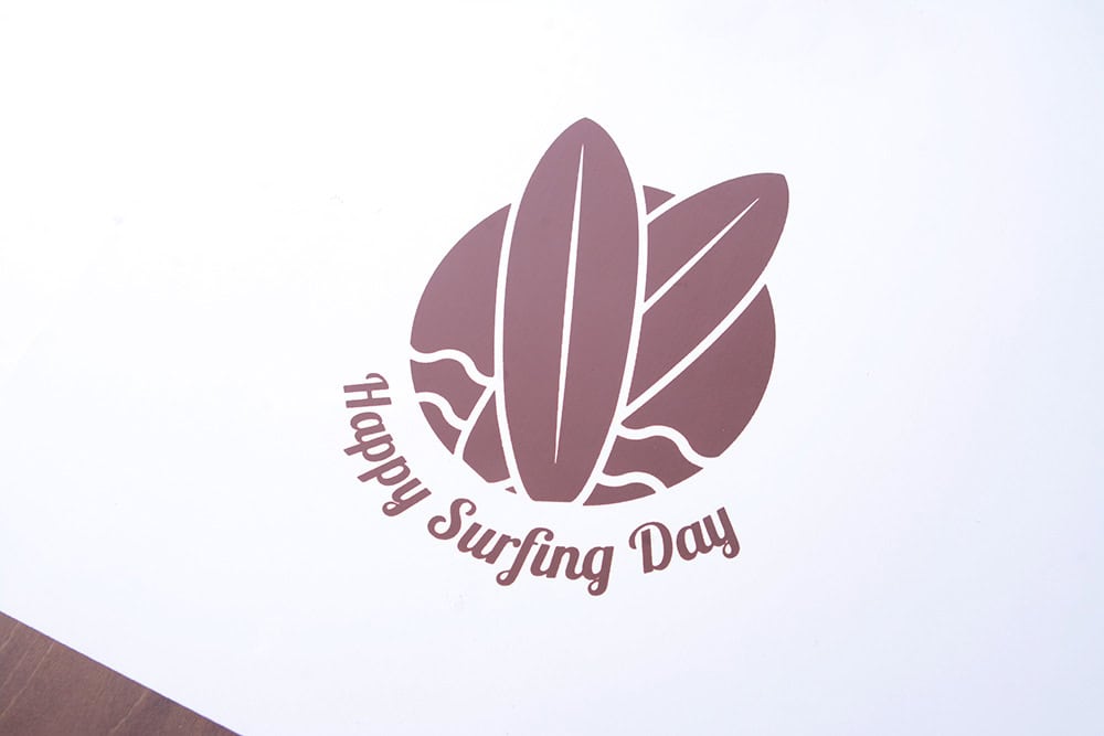 Лого на Varrio Sport с изображение на сърф и надпис Happy Surfing Day.